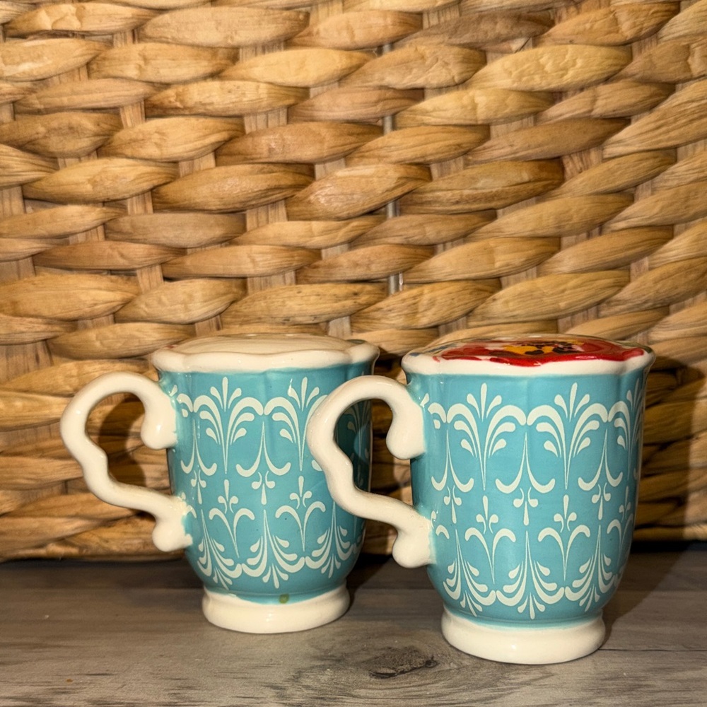 Pioneer woman melody teacup salt & pepper shakers teal floral ceramic kitchen - Picture 1 of 4